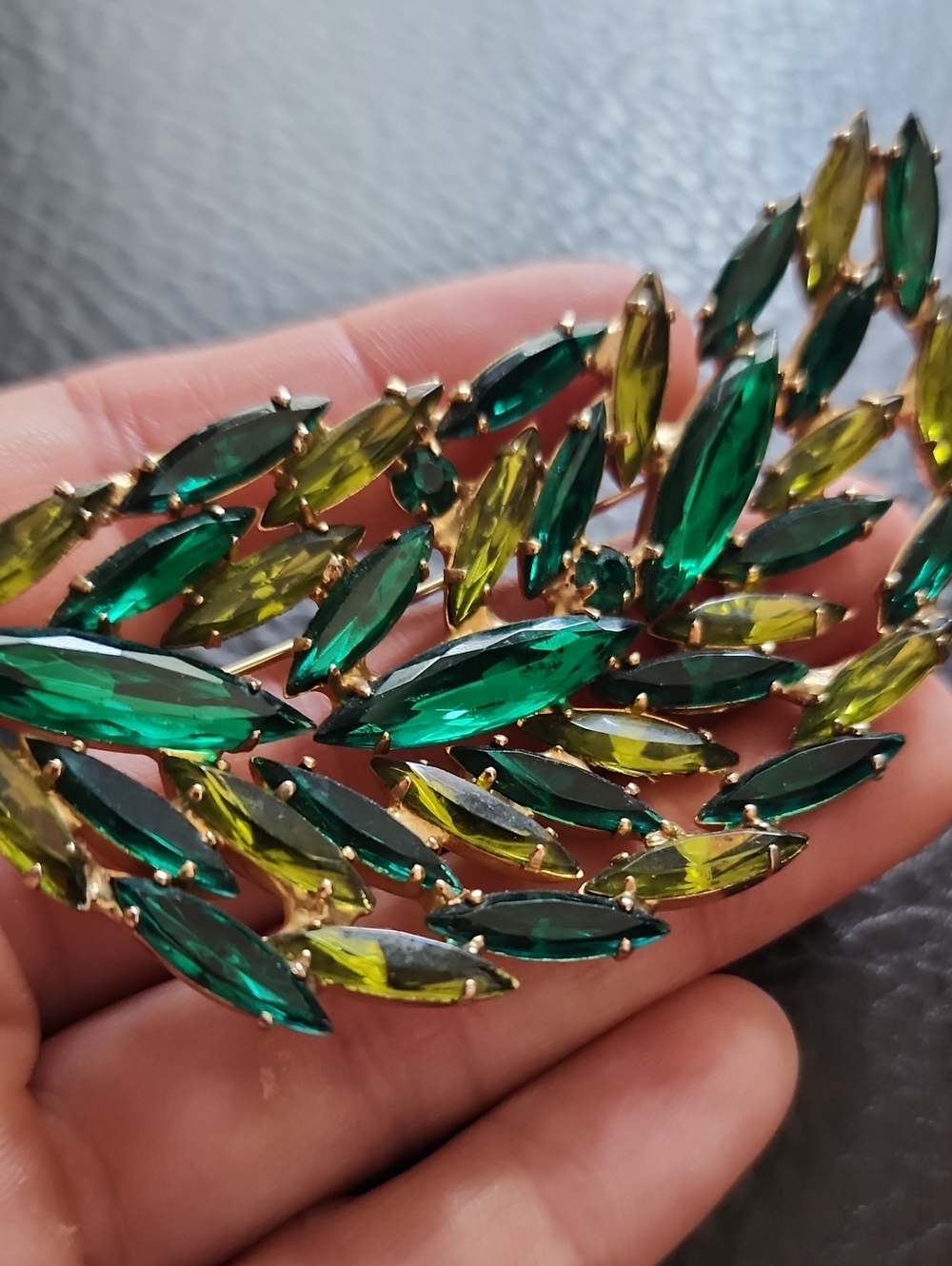 VTG Emerald & Lime Marquise Crystal Leaf Brooch - Women Jewelry - Picture 6 of 9